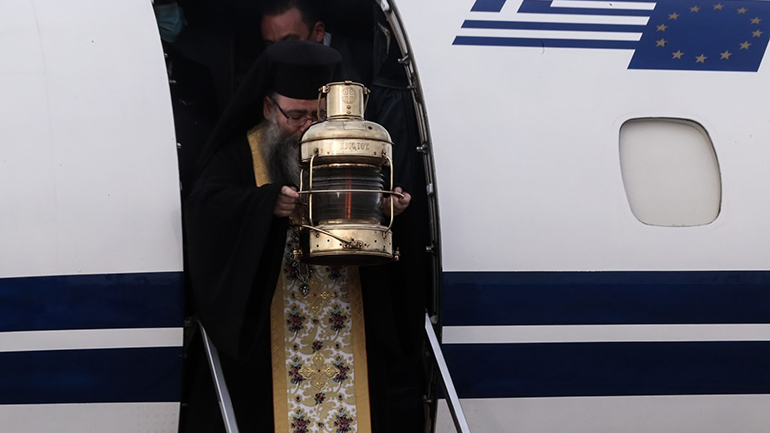 Το Άγιο Φως το απόγευμα στην Αθήνα